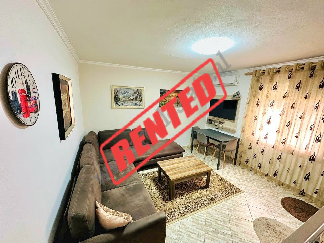 Apartament 1+1 me qira ne rrugem Bilal Xhaferri prane Sheshit Wilson ne Tirane.
Pozicionohet ne kat